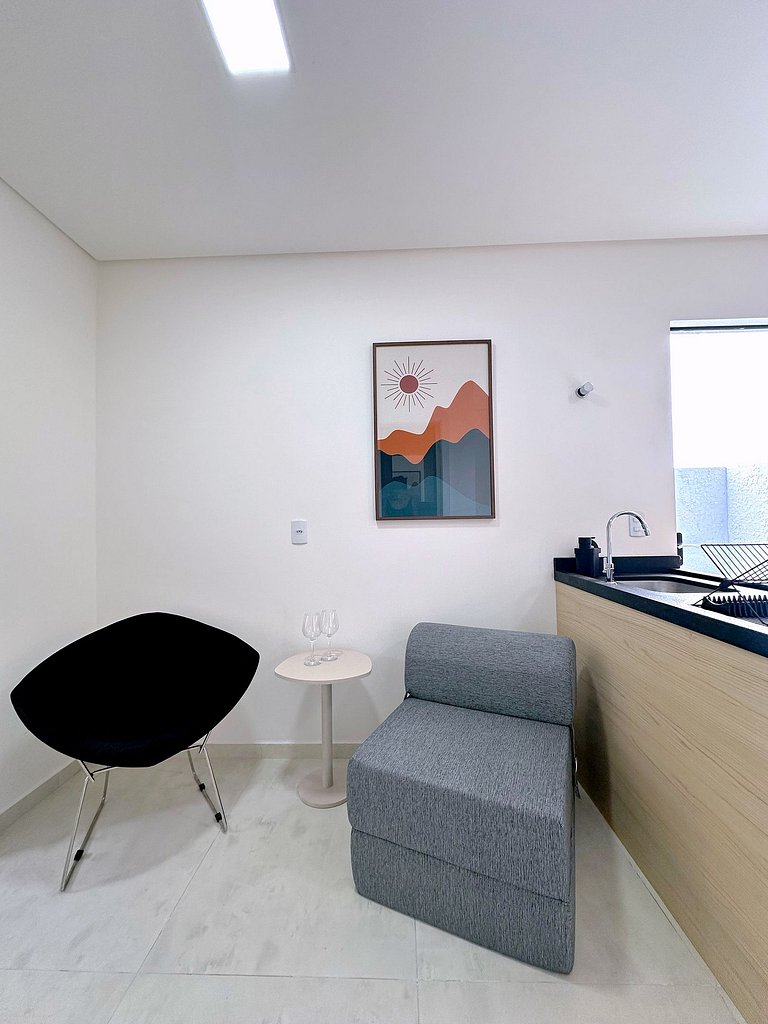 Studio c/ Varanda Priv. | 5min Praia | 1GB Wi-Fi