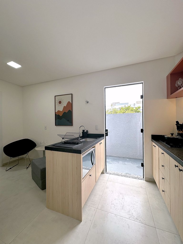 Studio c/ Varanda Priv. | 5min Praia | 1GB Wi-Fi