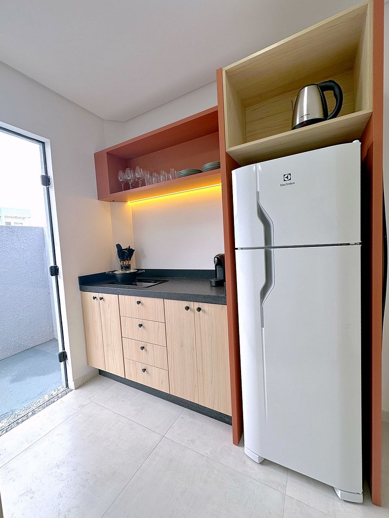 Studio c/ Varanda Priv. | 5min Praia | 1GB Wi-Fi