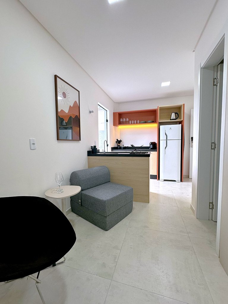 Studio c/ Varanda Priv. | 5min Praia | 1GB Wi-Fi