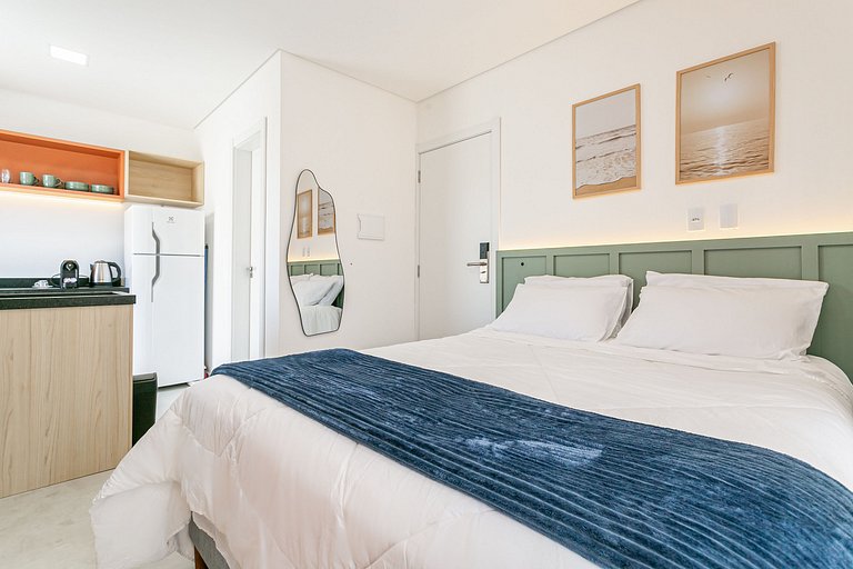 Studio 9 c/ Varanda Priv. • 5min Praia • 1GB Wi-Fi