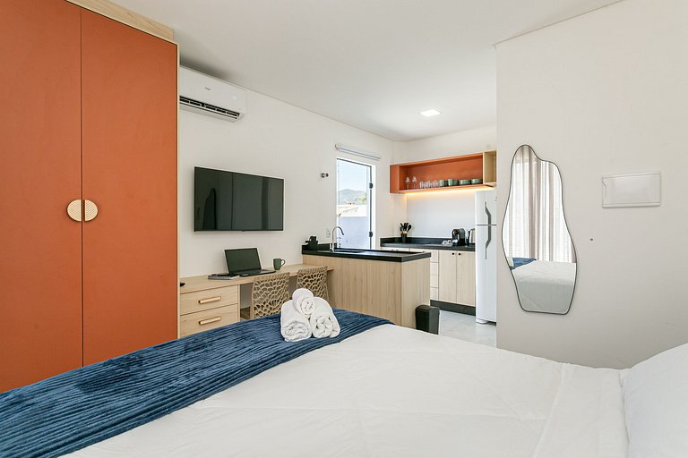Studio 9 c/ Varanda Priv. • 5min Praia • 1GB Wi-Fi