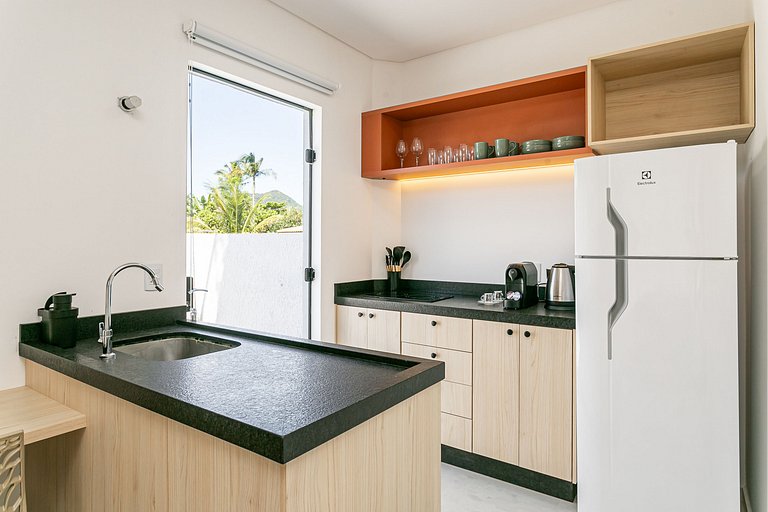 Studio 9 c/ Varanda Priv. • 5min Praia • 1GB Wi-Fi
