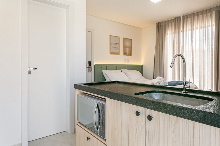 Studio 9 c/ Varanda Priv. • 5min Praia • 1GB Wi-Fi
