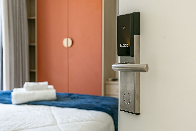 Studio 9 c/ Varanda Priv. • 5min Praia • 1GB Wi-Fi