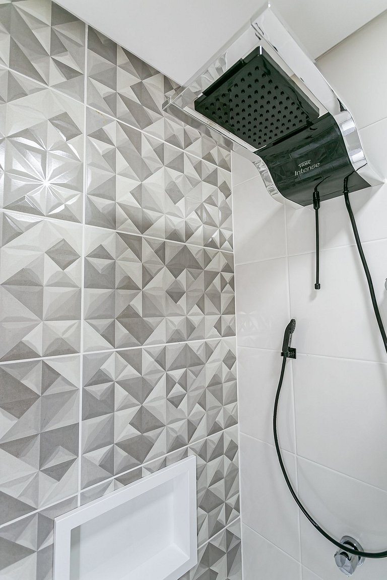 Studio 2 c/ Varanda Priv. • 5min Praia • 1GB Wi-Fi