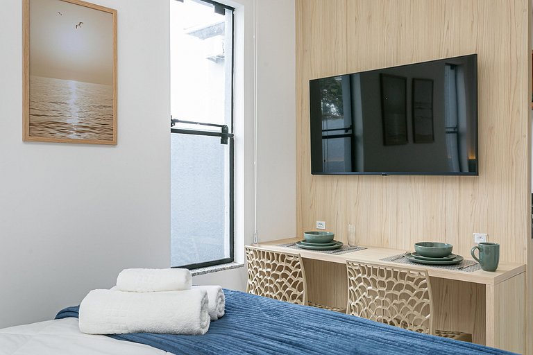 Studio 2 c/ Varanda Priv. • 5min Praia • 1GB Wi-Fi