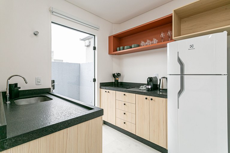 Studio 2 c/ Varanda Priv. • 5min Praia • 1GB Wi-Fi