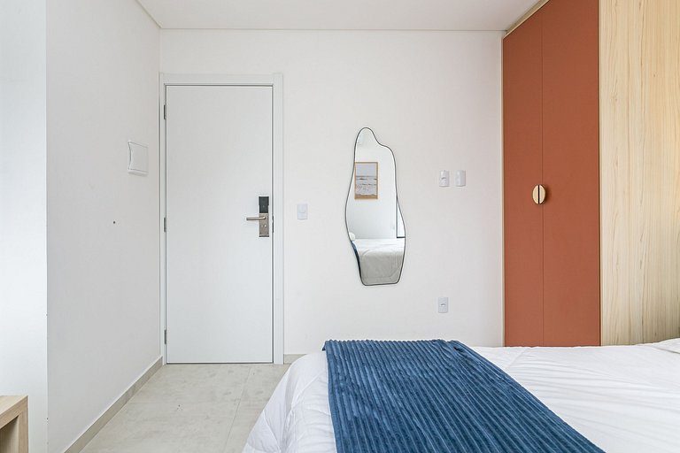 Studio 3 c/ Varanda Priv. • 5min Praia • 1GB Wi-Fi