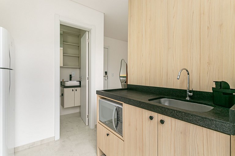 Studio 3 c/ Varanda Priv. • 5min Praia • 1GB Wi-Fi
