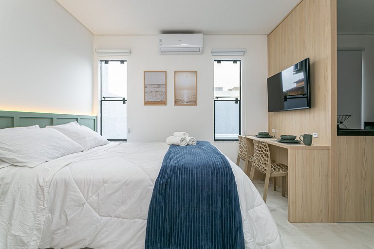 Studio 7 c/ Varanda Priv. • 5min Praia • 1GB Wi-Fi