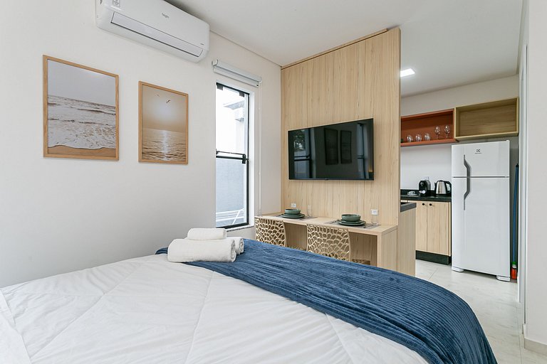 Studio 8 c/ Varanda Priv. • 5min Praia • 1GB Wi-Fi