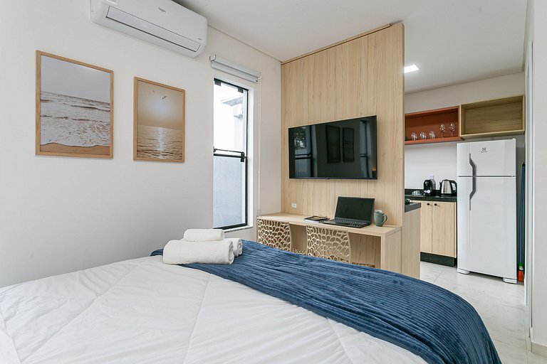 Studio 8 c/ Varanda Priv. • 5min Praia • 1GB Wi-Fi