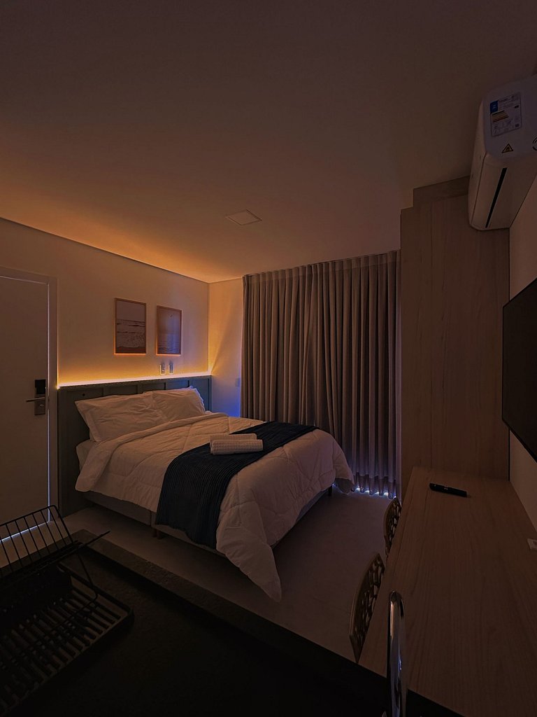 Studio 1 c/ Varanda Priv. • 5min Praia • 1GB Wi-Fi