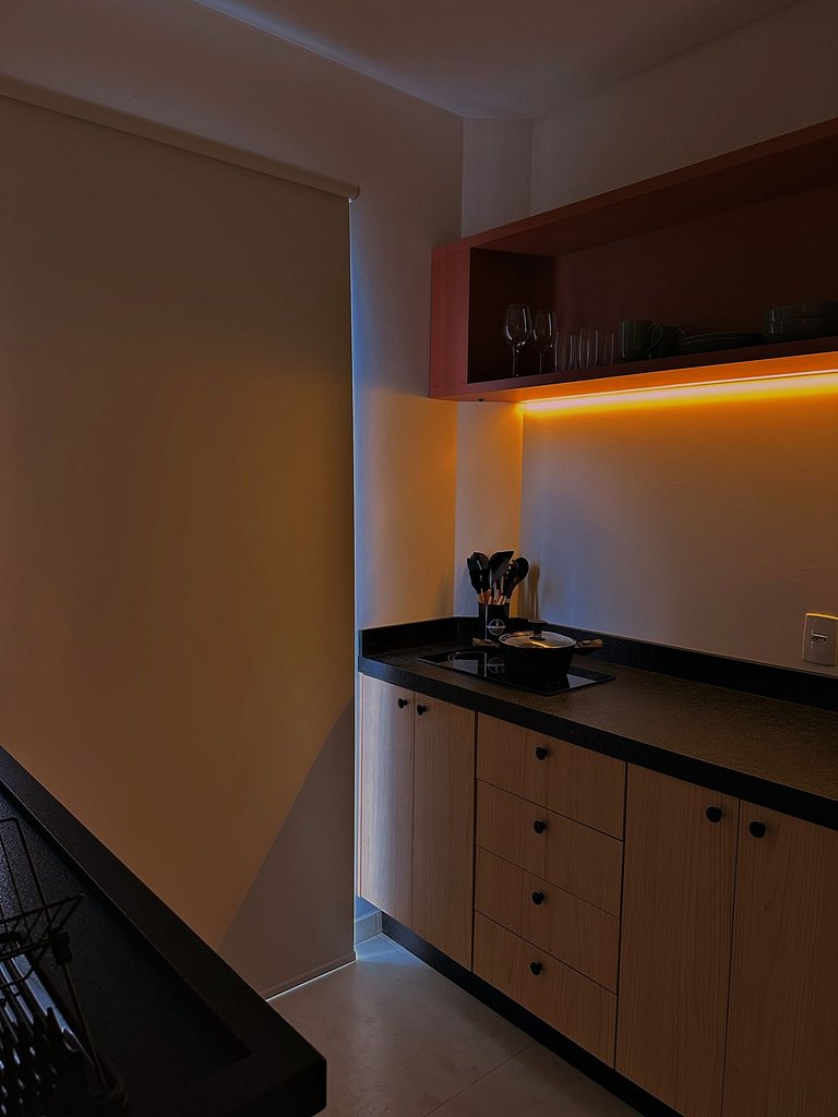 Studio 1 c/ Varanda Priv. • 5min Praia • 1GB Wi-Fi