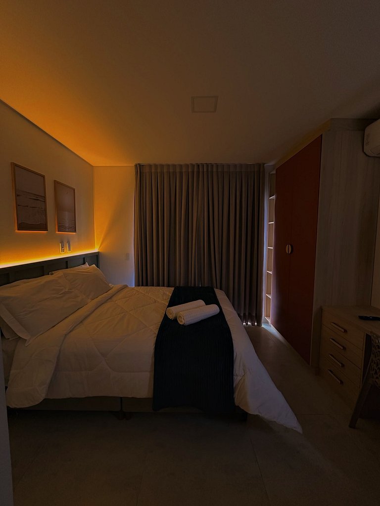 Studio 9 c/ Varanda Priv. • 5min Praia • 1GB Wi-Fi
