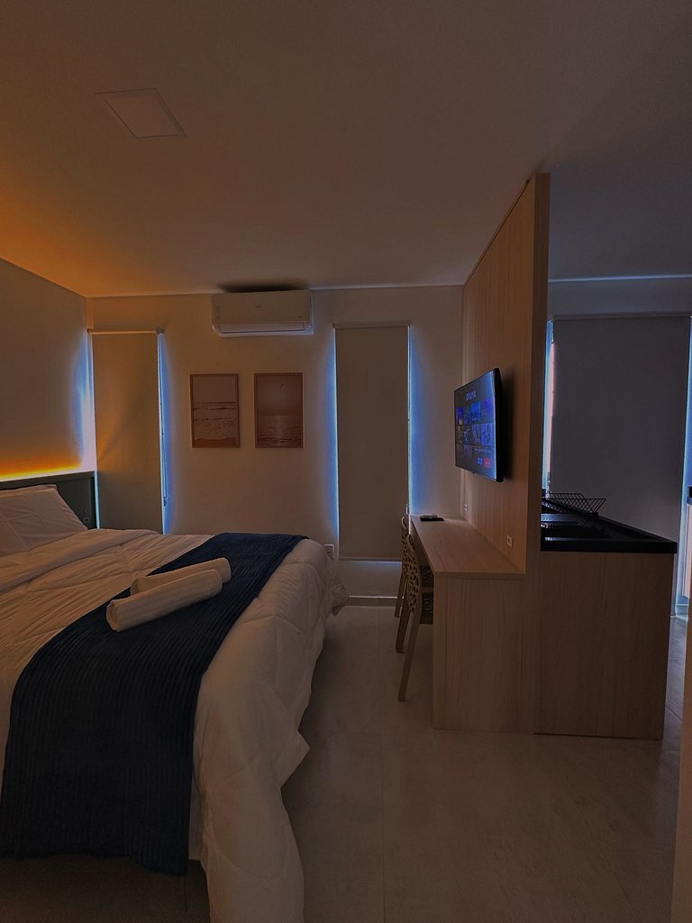 Studio 2 c/ Varanda Priv. • 5min Praia • 1GB Wi-Fi
