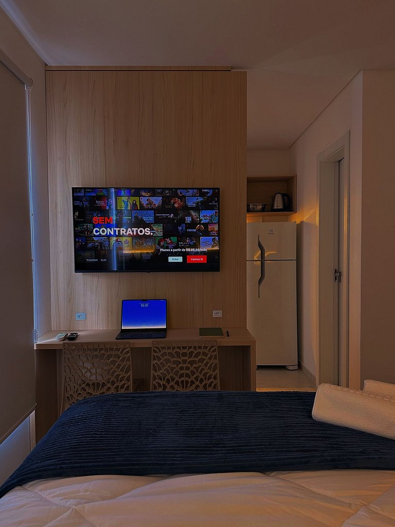 Studio 8 c/ Varanda Priv. • 5min Praia • 1GB Wi-Fi