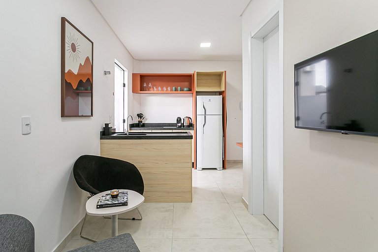 Studio 4 c/ Varanda Priv. • 5min Praia • 1GB Wi-Fi