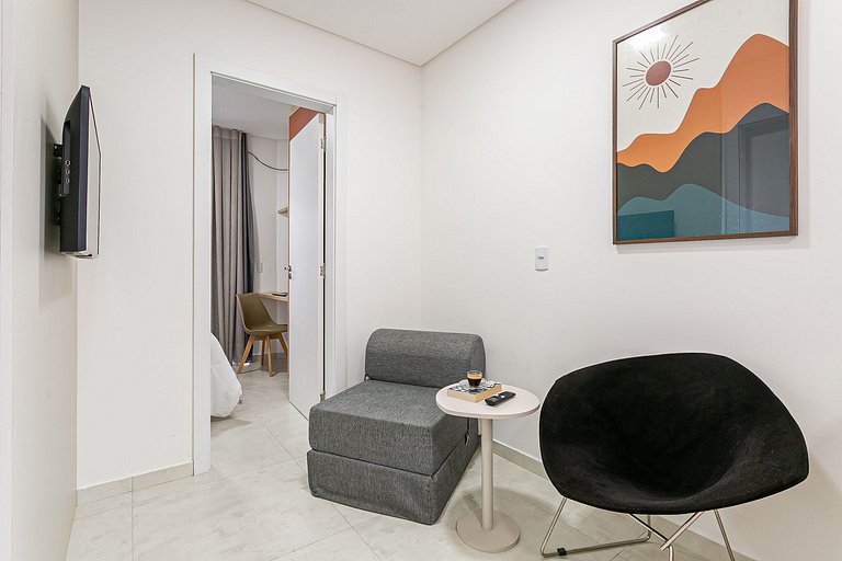 Studio 4 c/ Varanda Priv. • 5min Praia • 1GB Wi-Fi
