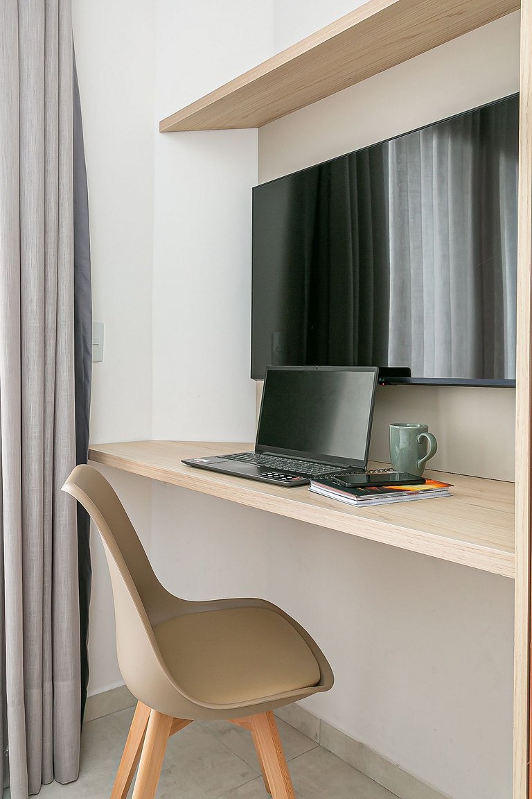 Studio 4 c/ Varanda Priv. • 5min Praia • 1GB Wi-Fi