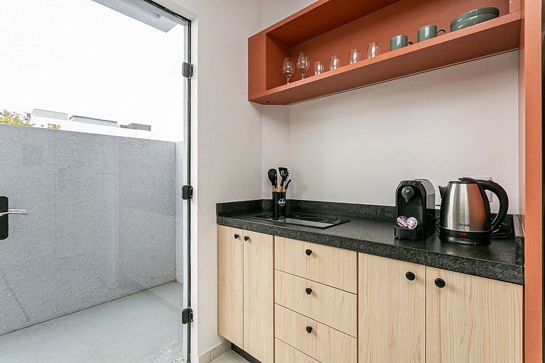 Studio 4 c/ Varanda Priv. • 5min Praia • 1GB Wi-Fi
