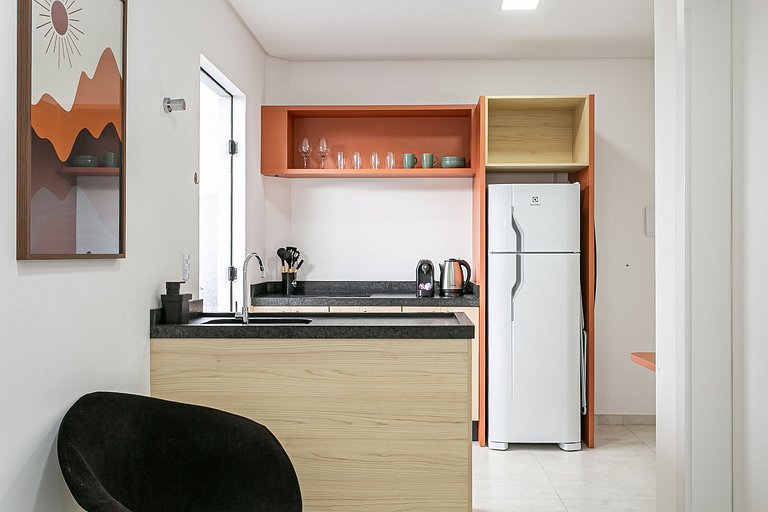 Studio 4 c/ Varanda Priv. • 5min Praia • 1GB Wi-Fi