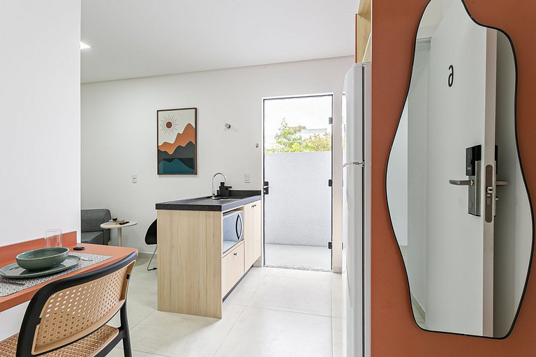 Studio 6 c/ Varanda Priv. • 5min Praia • 1GB Wi-Fi
